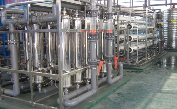       化工行业中的高纯水主要应用于电池行溶剂用纯水、化学分析、化工材料、产品清洗、物质的分离、浓缩、提纯，废物回收等场合的用水，对于水质要求相对来说不是太高，纯水电导率从0.1uS/cm-20uS/cm就基本上能满足要求。伊人下载视频公司可根据客户对水质的具体要求，采用反渗透，离子交换，EDI等超纯水生产工艺的不同组合，生产出即经济实用，又